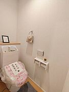階段下を有効活用したトイレスペース。 便座はもちろんウォシュレット。  