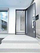 玄関は家の第一印象を左右する重要な場所。ほどよい広さとスタイリッシュな色遣いが印象的です。 
