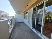 季節の変化や天気の良い日には、バルコニーでの時間が心地よく、気分をリフレッシュさせることができます。 