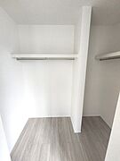 沢山のお洋服などを収納できそうなウォークインクローゼット。 