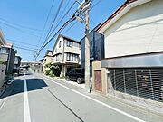 安心して暮らすことのできる住宅街。　住宅地の道路は一般に交通量が少なく車などの騒音が少ないため、住民にとって静かな生活環境が提供されます。 