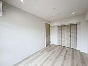 洋室はモダンなデザインと機能性を備え、快適な生活空間に。明るい窓から差し込む自然光が広々とした空間をさらに明るく開放的に感じさせます。  