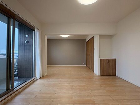 家族が一番集まる場所だから広々としつつも素敵な空間であって欲しい。みんながくつろぐリビングからキッチンまでが一つの空間のように繋がる間取り。 