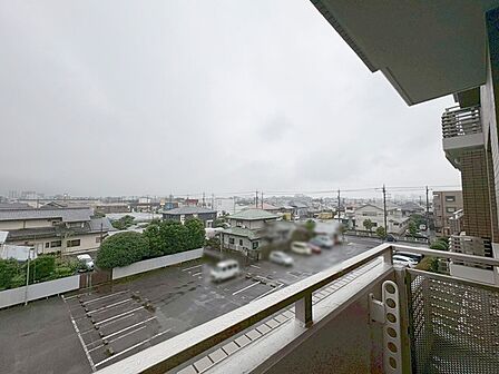 窓からの眺望です。実際に現地で眺望もご確認ください。 