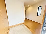 玄関は家の第一印象を左右する重要な場所。ほどよい広さとスタイリッシュな色遣いが印象的です。 