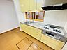 キッチン：お料理をしながらリビングの家族やゲストとの会話が楽しめるカウンタータイプのキッチン。毎日のお料理を楽しく快適に。 