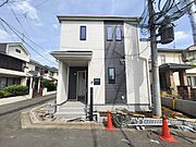 周辺の街並みの中で適度な主張、生活に溶け込むシンプルなデザインの外観が魅力の一戸建です。 