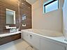 浴室：一日の疲れを癒してくれるゆったりとしたバスルームです。 