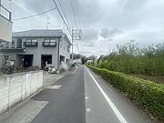 安心して暮らすことのできる住宅街。　住宅地の道路は一般に交通量が少なく車などの騒音が少ないため、住民にとって静かな生活環境が提供されます。 