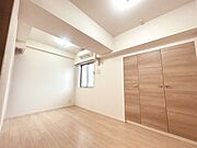 スタイリッシュなデザインと快適な居住性を兼ね備えた洋室。広々とした空間は、自分らしいインテリアを楽しむことができるほか、リラックスした時間を過ごすことができそうです。   