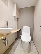 トイレにはウォシュレット機能を標準装備。 
