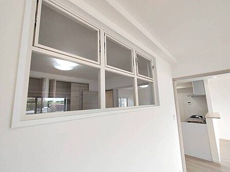 実際に室内をご見学頂くと生活のイメージが広がると思います。家具を置いたイメージや窓からの景色など。周辺で販売に出している物件も一緒にまとめてご見学頂き、比較する事もできます。