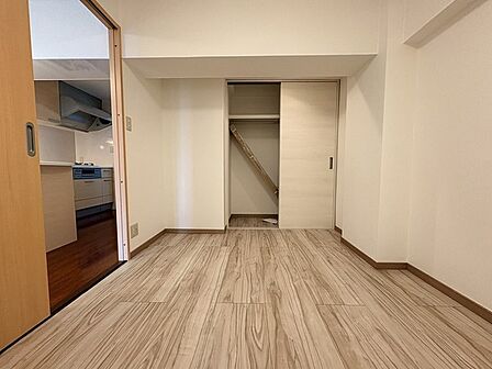 スタイリッシュなデザインと快適な居住性を兼ね備えた洋室。広々とした空間は、自分らしいインテリアを楽しむことができるほか、リラックスした時間を過ごすことができそうです。