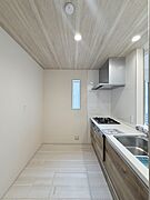 キッチンコンロスペースの近くには、空気の入れ替えが可能な開口部を設置！！ お料理をする際には、換気扇を回しながら匂いが籠らない様に開放してお料理もお楽しみ頂けます。 