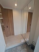 玄関は家の第一印象を左右する重要な場所。ほどよい広さとスタイリッシュな色遣いが印象的です。 