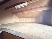 大きな屋根裏部屋はなんだかワクワクしてしまうスペース。季節物の収納など色々な用途に利用できそうな予感。 