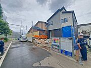 周辺は住宅が建ち並ぶ閑静な住宅街です。  安心して暮らすことのできる住宅街。　住宅地の道路は一般に交通量が少なく車などの騒音が少ないため、住民にとって静かな生活環境が提供されます。 