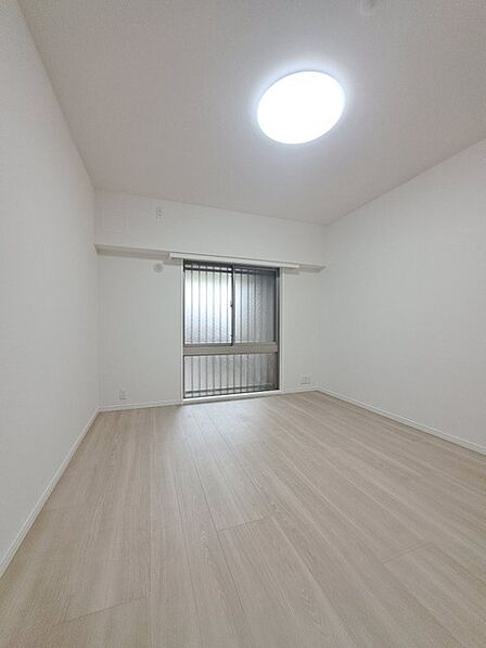 スタイリッシュなデザインと快適な居住性を兼ね備えた洋室。広々とした空間は、自分らしいインテリアを楽しむことができるほか、リラックスした時間を過ごすことができそうです。