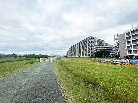 空を広く仰ぐのどかな風景のそばにあり、水と緑の眺望が日常に心地よい潤いと開放感をもたらしてくれます 