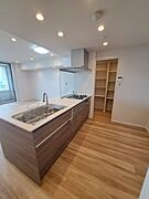 お料理をしながらリビングの家族やゲストとの会話が楽しめるカウンタータイプのキッチン。毎日のお料理を楽しく快適に。 
