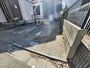 周辺の街並みの中で適度な主張、生活に溶け込むシンプルなデザインの外観が魅力の一戸建です。 