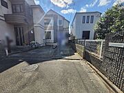 周辺は住宅が建ち並ぶ閑静な住宅街です。 