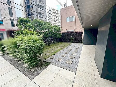 周辺の街並みの中で適度な主張、生活に溶け込むシンプルなデザインの外観が魅力の建物です。 