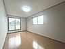 洋室：スタイリッシュなデザインと快適な居住性を兼ね備えた洋室。広々とした空間は、自分らしいインテリアを楽しむことができるほか、リラックスした時間を過ごすことができそうです。 