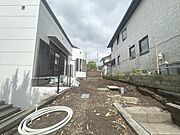 周辺の街並みの中で適度な主張、生活に溶け込むシンプルなデザインの外観が魅力の一戸建です。 