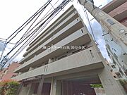 周辺の街並みの中で適度な主張、生活に溶け込むシンプルなデザインの外観が魅力のマンションです。 