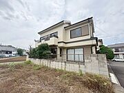 周辺の街並みの中で適度な主張、生活に溶け込むシンプルなデザインの外観が魅力の一戸建です。 