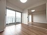 洋室：スタイリッシュなデザインと快適な居住性を兼ね備えた洋室。広々とした空間は、自分らしいインテリアを楽しむことができるほか、リラックスした時間を過ごすことができそうです。 