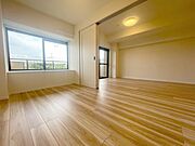 スタイリッシュなデザインと快適な居住性を兼ね備えた洋室。広々とした空間は、自分らしいインテリアを楽しむことができるほか、リラックスした時間を過ごすことができそうです。 