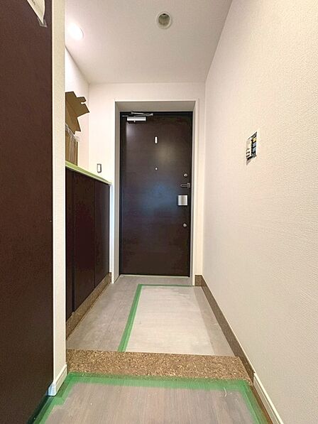 【2026年7月リフォーム工事完了予定】玄関は家の第一印象を左右する重要な場所。ほどよい広さとスタイリッシュな色遣いが印象的です。 