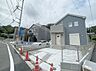 外観：周辺の街並みの中で適度な主張、生活に溶け込むシンプルなデザインの外観が魅力の一戸建です。 