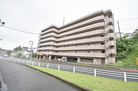 自然に恵まれた豊かな緑と美しいロケーションが特徴です。穏やかな暮らしやリラックスした健康的な生活が送れそう。日々の喧騒から離れ、自然に囲まれた癒しの場所はいかがでしょうか。
