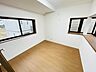 洋室：スタイリッシュなデザインと快適な居住性を兼ね備えた洋室。広々とした空間は、自分らしいインテリアを楽しむことができるほか、リラックスした時間を過ごすことができそうです。 