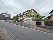 安心して暮らすことのできる住宅街。　住宅地の道路は一般に交通量が少なく車などの騒音が少ないため、住民にとって静かな生活環境が提供されます。 