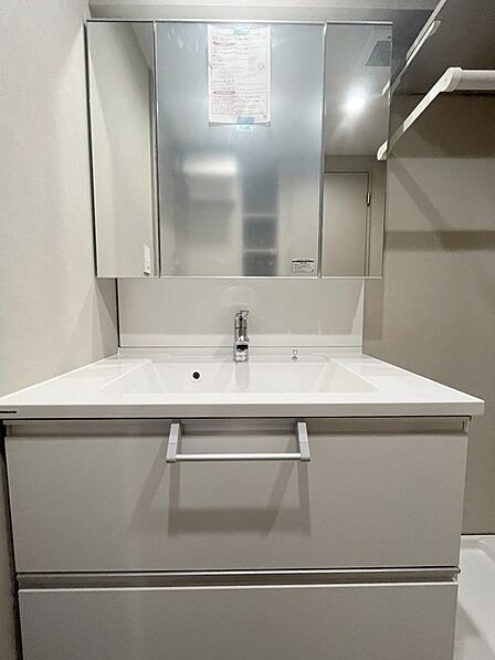 三面鏡に洗面台。 コンセントに照明機能、多機能性を備えた設備です。