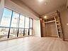 洋室：スタイリッシュなデザインと快適な居住性を兼ね備えた洋室。広々とした空間は、自分らしいインテリアを楽しむことができるほか、リラックスした時間を過ごすことができそうです。 