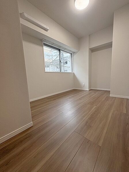 スタイリッシュなデザインと快適な居住性を兼ね備えた洋室。広々とした空間は、自分らしいインテリアを楽しむことができるほか、リラックスした時間を過ごすことができそうです。
