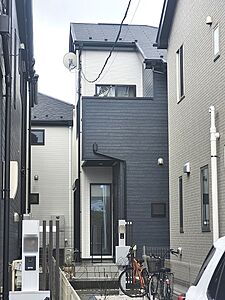 外観:周辺の街並みの中で適度な主張、生活に溶け込むシンプルなデザインの外観が魅力の一戸建です。 外観:周辺の街並みの中で適度な主張、生活に溶け込むシンプルなデザインの外観が魅力の一戸建です。