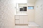 三面鏡に洗面台。 コンセントに照明機能、多機能性を備えた設備です。  