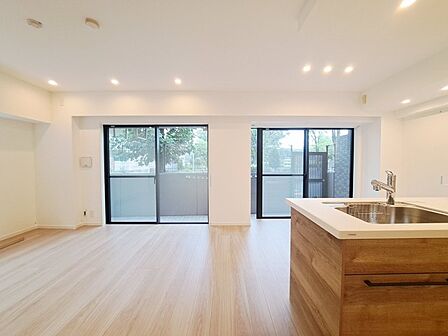 家族が一番集まる場所だから広々としつつも素敵な空間であって欲しい。みんながくつろぐリビングからキッチンまでが一つの空間のように繋がる間取り。