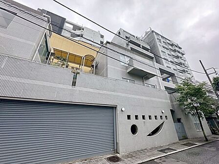 周辺の街並みの中で適度な主張、生活に溶け込むシンプルなデザインの外観が魅力の建物です。