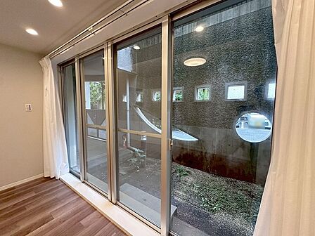 窓からの眺望です。実際に現地で眺望もご確認ください。