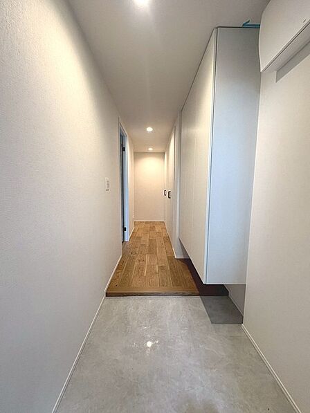 玄関は家の第一印象を左右する重要な場所。ほどよい広さとスタイリッシュな色遣いが印象的です。