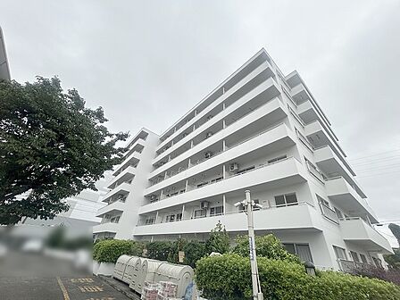 周辺の街並みの中で適度な主張、生活に溶け込むシンプルなデザインの外観が魅力の建物です。 