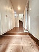 奥行きのある空間が穏やかなつながりを感じさせ、住まい全体に心地よいリズムを生み出しています。すっきりと整った佇まいは、日々の暮らしに安心感をもたらし、住むほどに馴染んでいく落ち着きを備えています 