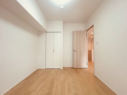 スタイリッシュなデザインと快適な居住性を兼ね備えた洋室。広々とした空間は、自分らしいインテリアを楽しむことができるほか、リラックスした時間を過ごすことができそうです。
